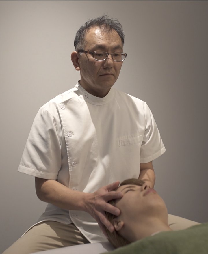 施術を行う監修者 小西 良